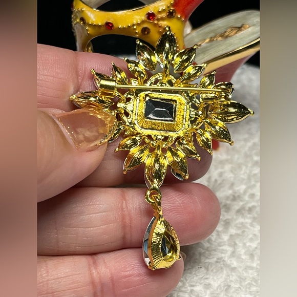 Ruby red fashion pin for coat jacket or blazer -new - Picture 9 of 9